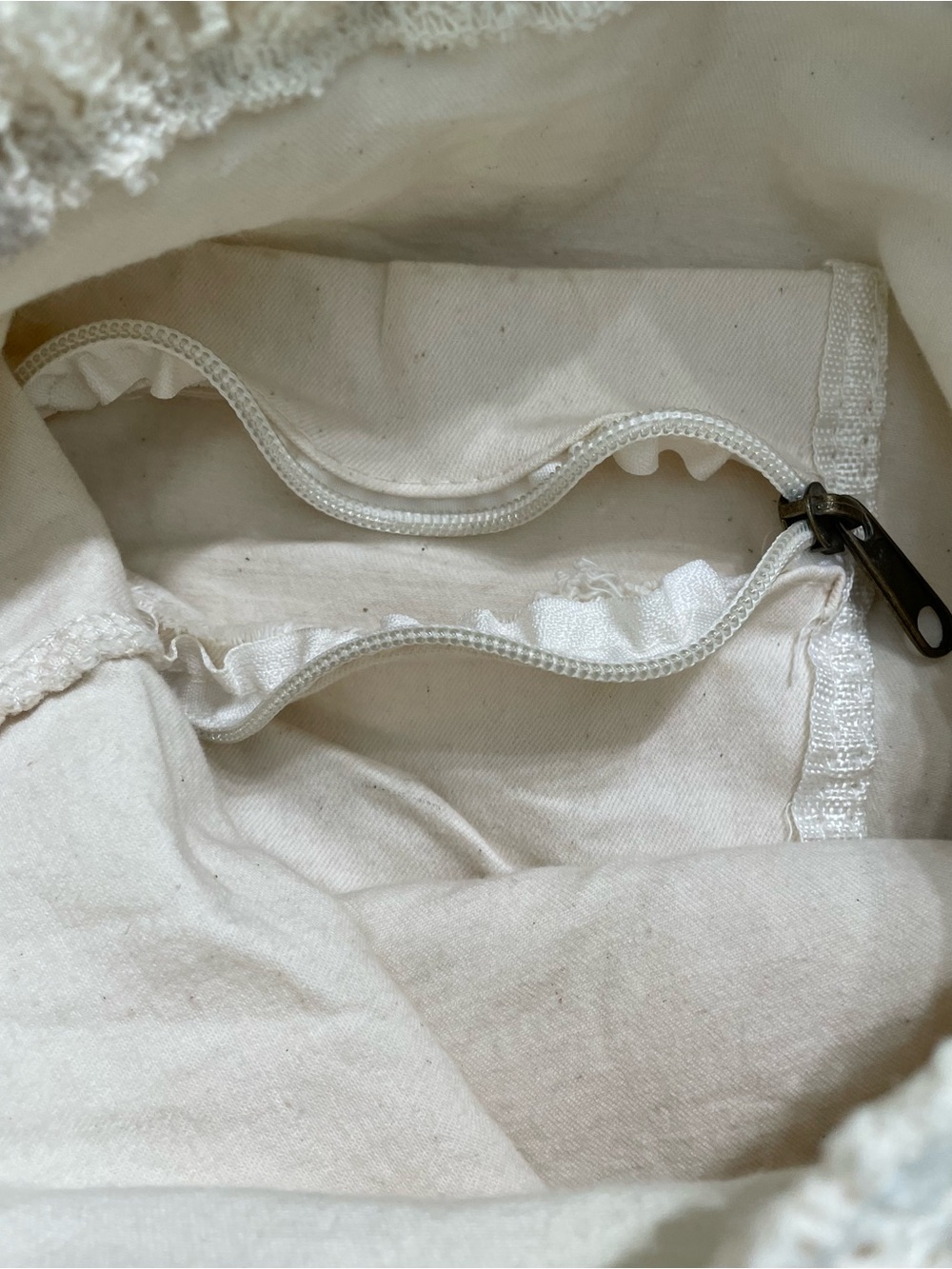Maison de la Maison vintage- style French embroidered lace shoulder bag - Picture 5 of 7